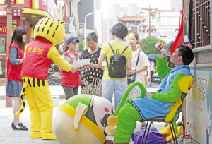 7月14日，城隍庙门前，宁波工程学院理学院的十多名学生开展暑期志愿服务，他们穿着厚重的卡通服装向路人宣传公共场所禁烟知识。